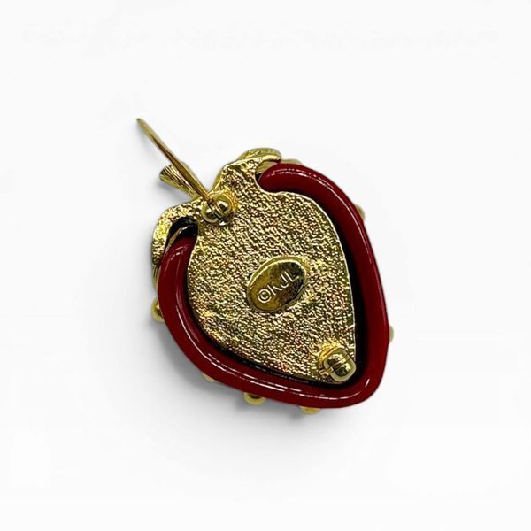 Винтажная брошь &laquo;Клубника&raquo; от Kenneth Jay Lane, коллекция Fruit Salad Jewelry, 1992 год. 366499 фото