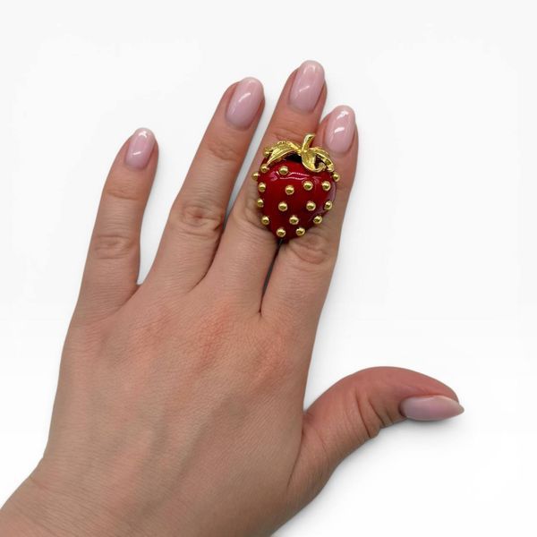 Винтажная брошь &laquo;Клубника&raquo; от Kenneth Jay Lane, коллекция Fruit Salad Jewelry, 1992 год. 366499 фото