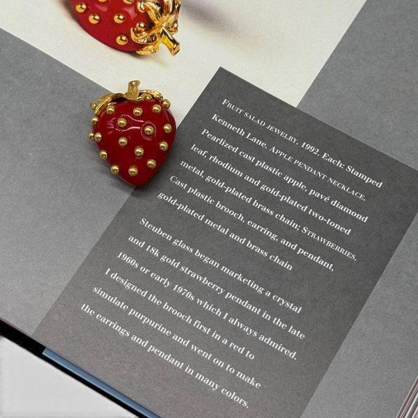 Вінтажна брошка &laquo;Полуниця&raquo; від Kenneth Jay Lane, колекція Fruit Salad Jewelry, 1992 рік. 366499 фото
