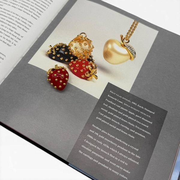 Вінтажна брошка &laquo;Полуниця&raquo; від Kenneth Jay Lane, колекція Fruit Salad Jewelry, 1992 рік. 366499 фото