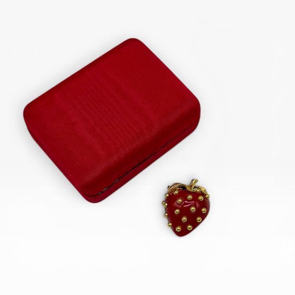 Вінтажна брошка &laquo;Полуниця&raquo; від Kenneth Jay Lane, колекція Fruit Salad Jewelry, 1992 рік. 366499 фото