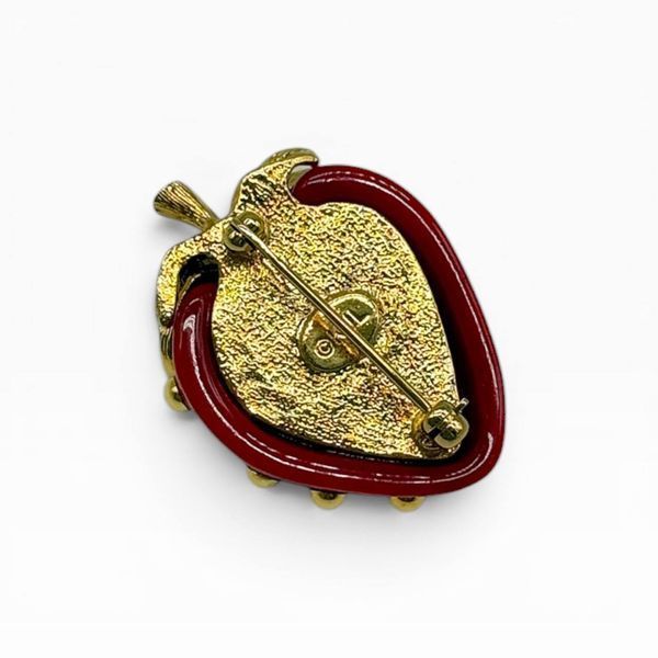 Винтажная брошь &laquo;Клубника&raquo; от Kenneth Jay Lane, коллекция Fruit Salad Jewelry, 1992 год. 366499 фото