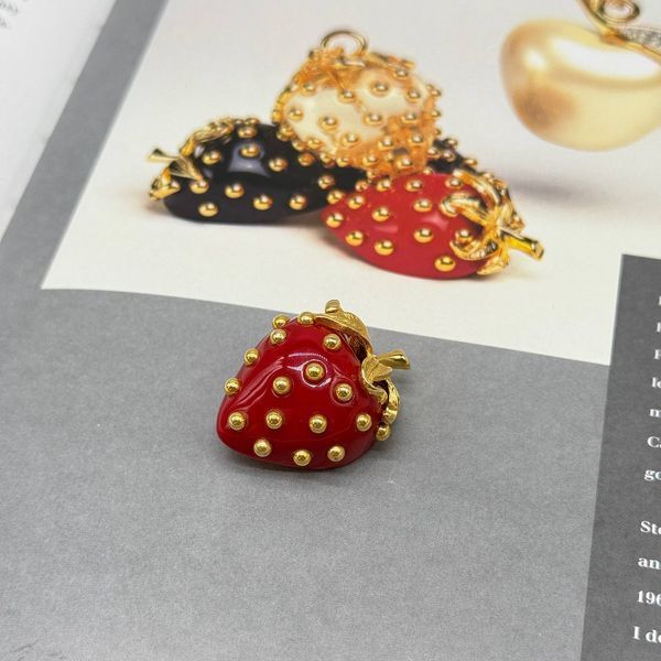 Вінтажна брошка &laquo;Полуниця&raquo; від Kenneth Jay Lane, колекція Fruit Salad Jewelry, 1992 рік. 366499 фото