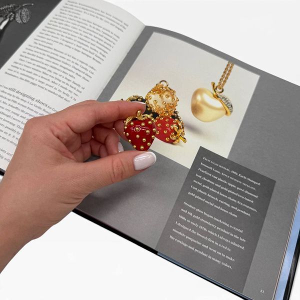Вінтажна брошка &laquo;Полуниця&raquo; від Kenneth Jay Lane, колекція Fruit Salad Jewelry, 1992 рік. 366499 фото