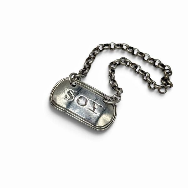 Срібна табличка на пляшку &laquo;Soy&raquo; (Соєвий соус). Англія, 19 століття. Виробу 224 роки. 776256 фото