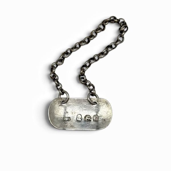 Срібна табличка на пляшку &laquo;Soy&raquo; (Соєвий соус). Англія, 19 століття. Виробу 224 роки. 776256 фото