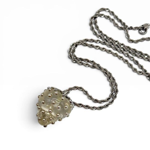 Кулон &lsquo;Полуницяʼ від Kenneth Jay Lane.  Колекція Fruit Salad Jewelry, США. Колекція випускалась з 1992 року. 317966 фото
