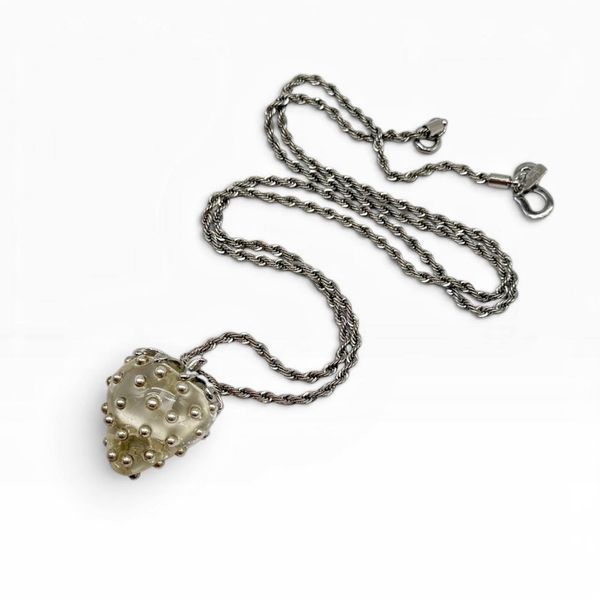 Кулон &lsquo;Полуницяʼ від Kenneth Jay Lane.  Колекція Fruit Salad Jewelry, США. Колекція випускалась з 1992 року. 317966 фото