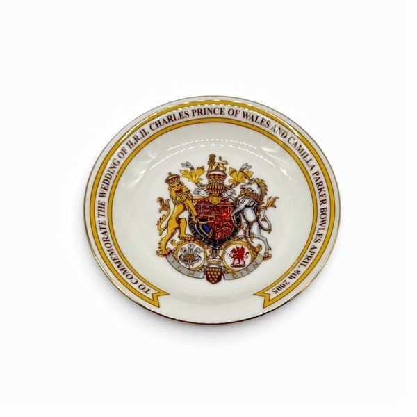 Farforovaya vazochka-rozetka. Angliya, 2005 god. Rozetka izgotovlena v chest' svad'by printsa Charl'za i Kamilly Parker-Boulz (To Commemorate the Wedding of H.R.H. Charles Prince of Wales and Camilla Parker Bowles. April 8th 2005). Angliya, Aynsley, 2005 730554 фото
