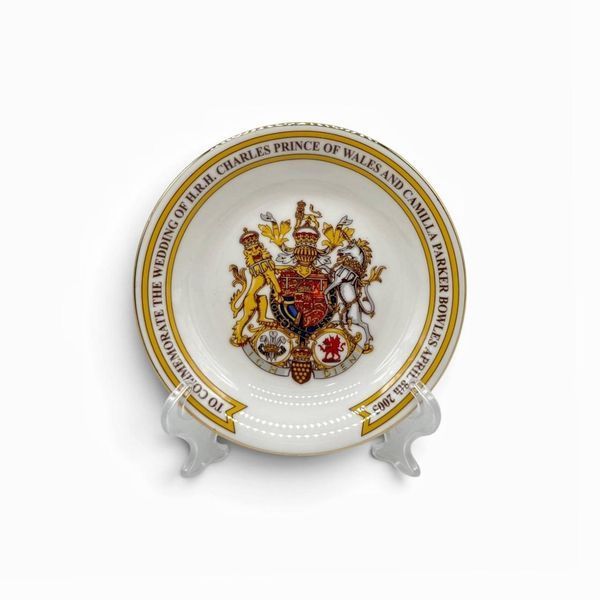 Farforovaya vazochka-rozetka. Angliya, 2005 god. Rozetka izgotovlena v chest' svad'by printsa Charl'za i Kamilly Parker-Boulz (To Commemorate the Wedding of H.R.H. Charles Prince of Wales and Camilla Parker Bowles. April 8th 2005). Angliya, Aynsley, 2005 730554 фото