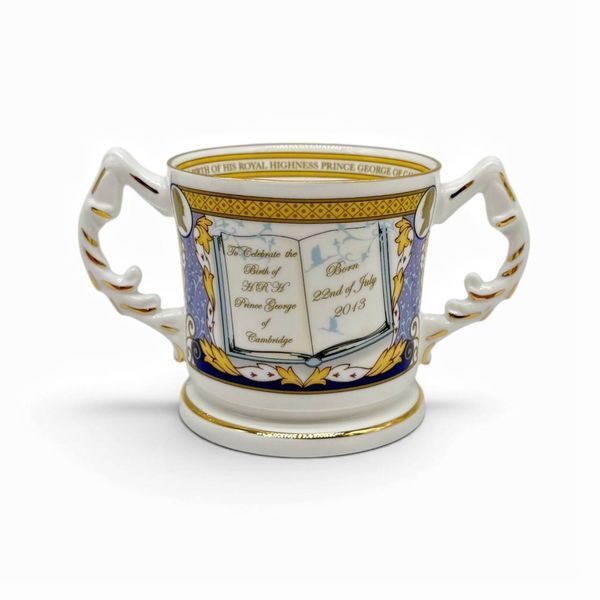 Порцелянова чаша або кубок. Англія, 2013 рік. 394919 фото