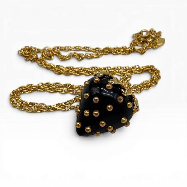 Кулон &lsquo;Полуницяʼ від Kenneth Jay Lane.  Колекція Fruit Salad Jewelry, США. Колекція випускалась з 1992 року. 565781 фото