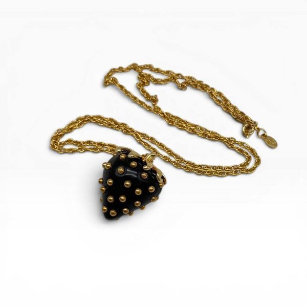 Кулон &lsquo;Полуницяʼ від Kenneth Jay Lane.  Колекція Fruit Salad Jewelry, США. Колекція випускалась з 1992 року. 565781 фото