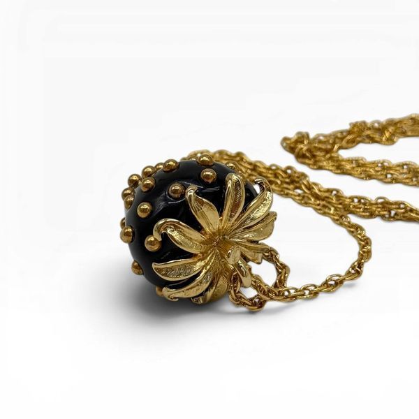Кулон &lsquo;Полуницяʼ від Kenneth Jay Lane.  Колекція Fruit Salad Jewelry, США. Колекція випускалась з 1992 року. 565781 фото