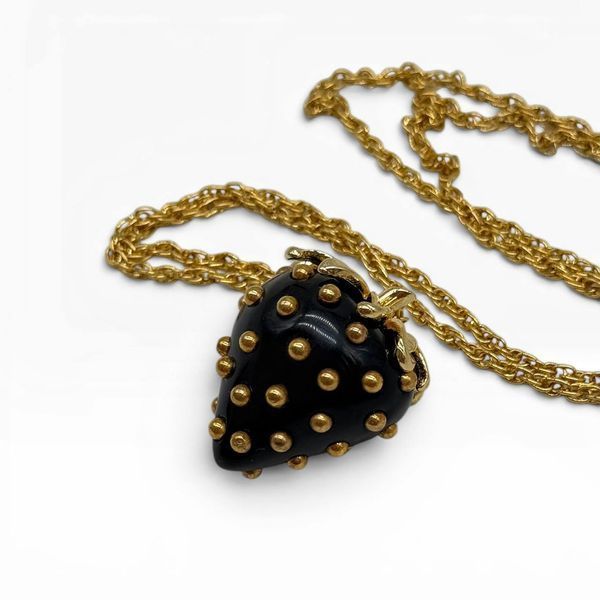Кулон &lsquo;Полуницяʼ від Kenneth Jay Lane.  Колекція Fruit Salad Jewelry, США. Колекція випускалась з 1992 року. 565781 фото