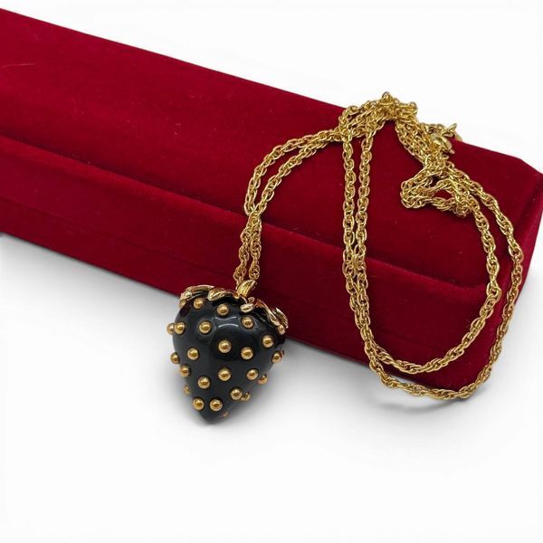 Кулон &lsquo;Полуницяʼ від Kenneth Jay Lane.  Колекція Fruit Salad Jewelry, США. Колекція випускалась з 1992 року. 565781 фото
