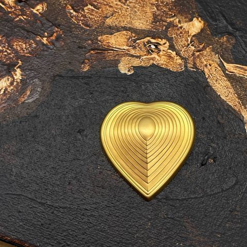 Вінтажна оригінальна брошка Guerlain у формі серця з рельєфним візерунком. 423440 фото